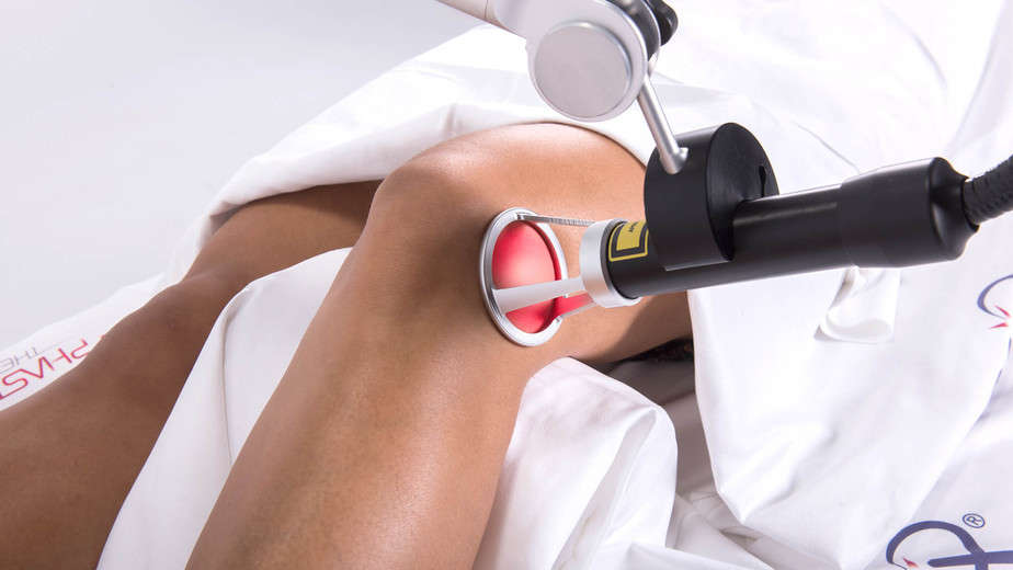 Trattamento di distorsione del ginocchio con Laserterapia