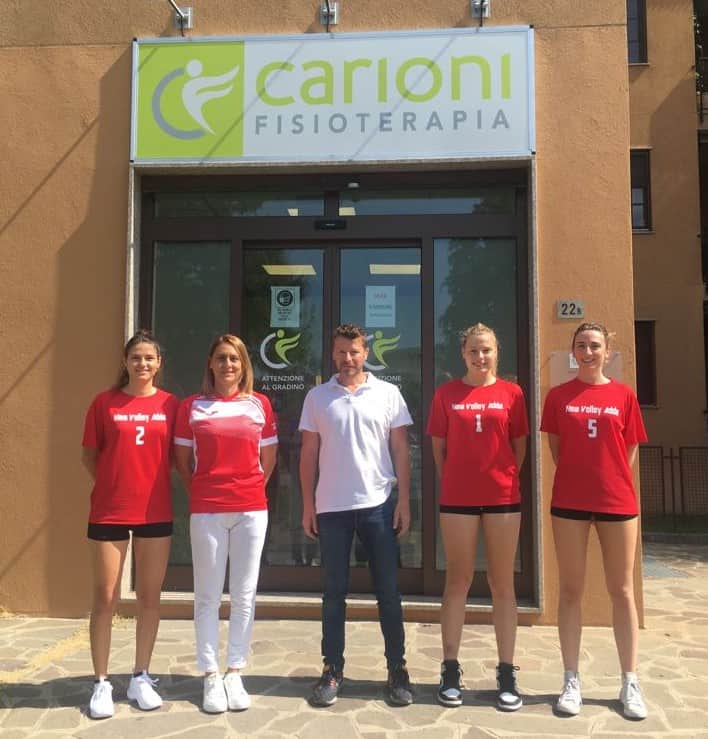 Cristiano carioni con le ragazze del team NEw Volley